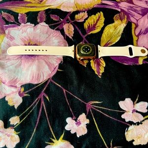 Authentic Apple Watch Series 6 Gold Aluminum Case Pink Sand Sport Band 40MM.